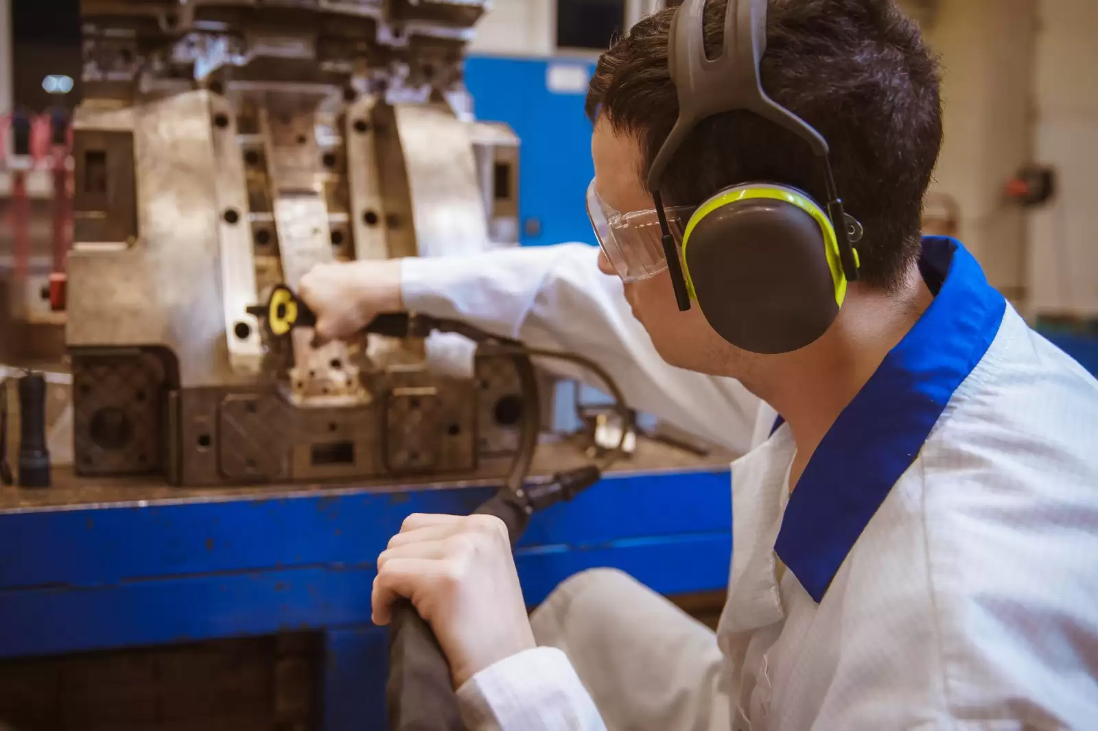 Dry ice cleaning of metal injection molds - mold maintenance INTERTECH Taiwan