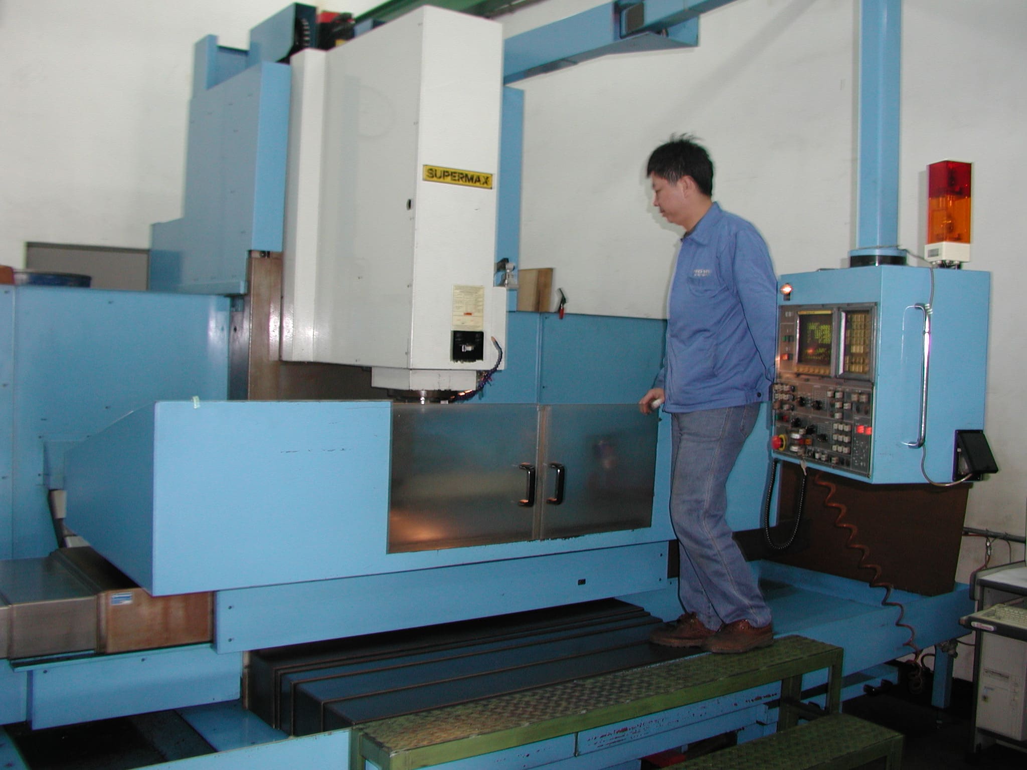 molding worker in mold facotry